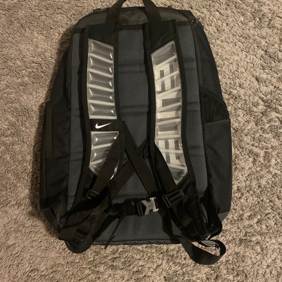 Nike Elite Hoops Backpack (Black/Metallic Silver) - Picture 2 of 3